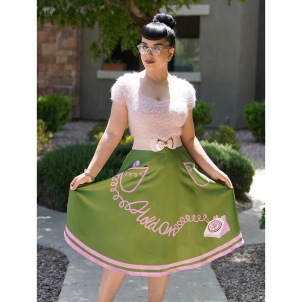 KISSING CHARLIE HOLD ON CIRCLE SKIRT IN GREEN AND PINK